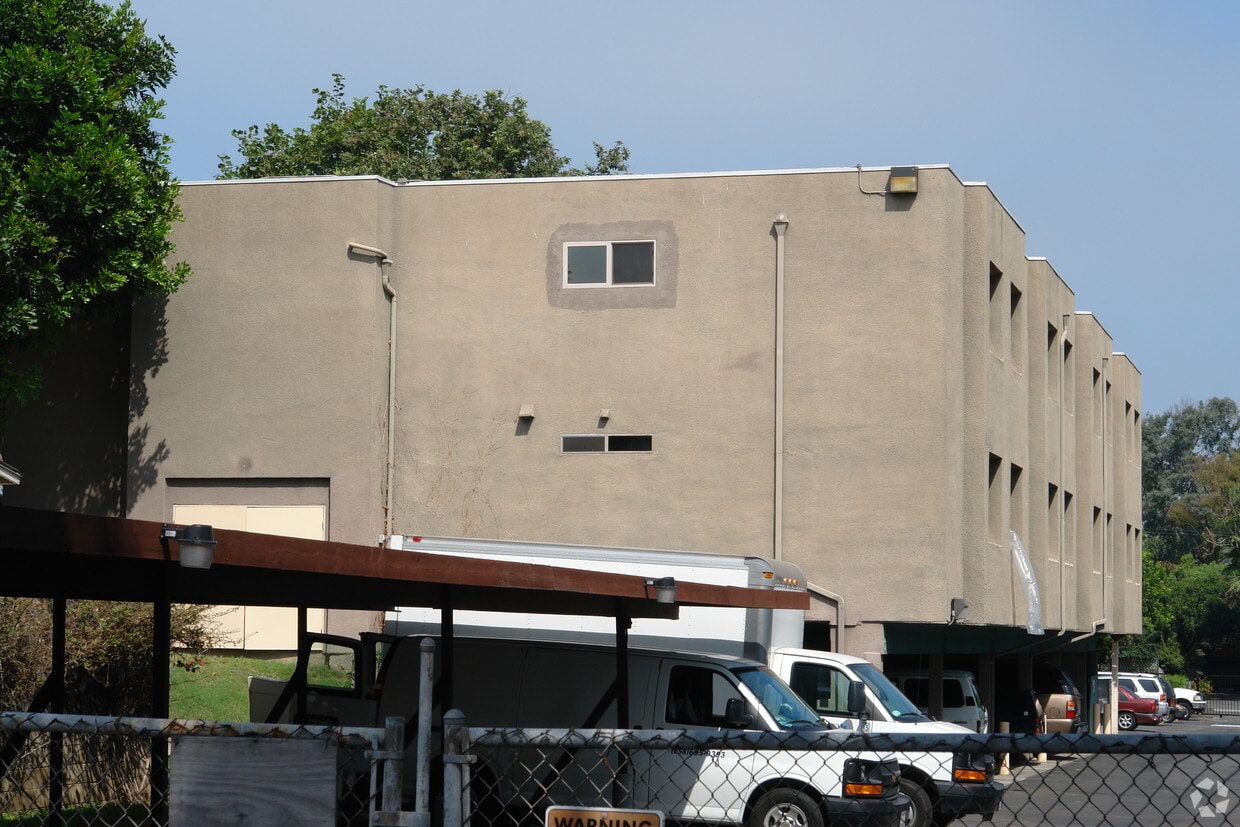 Exterior - 121-123 W Glaucus St