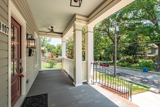 Foto del edificio - 3 Bedroom Luxury Duplex in Old North Durham