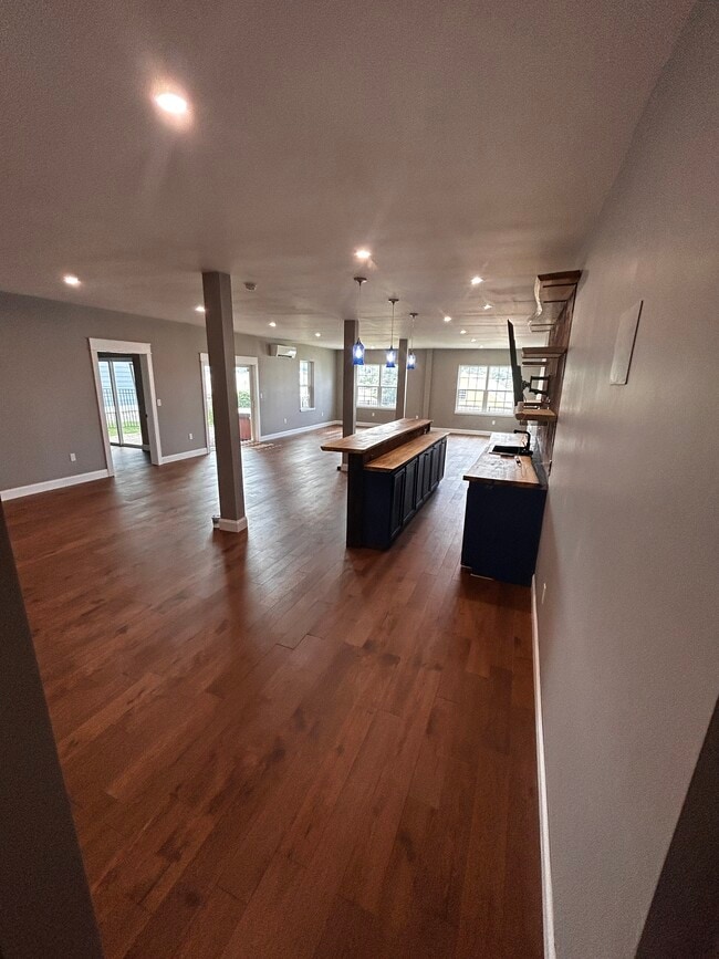 Sala de estar y cocina abiertas - 4 Southern Way Ln