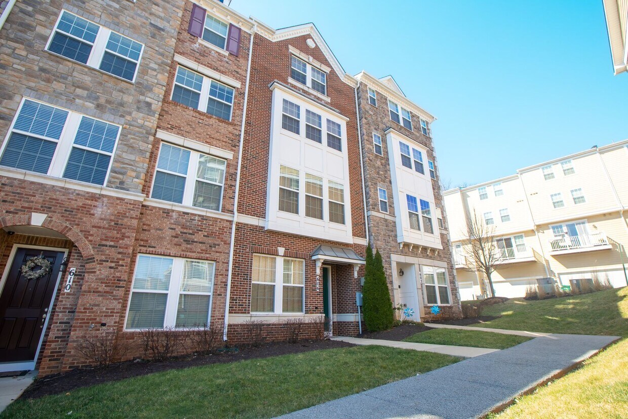 Primary Photo - Spacious 4 BR/3.5 BA Townhome in Gaithersb...