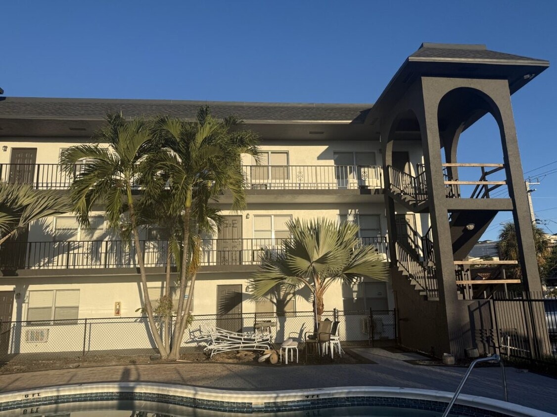 Primary Photo - 1100 NE 9th Ave