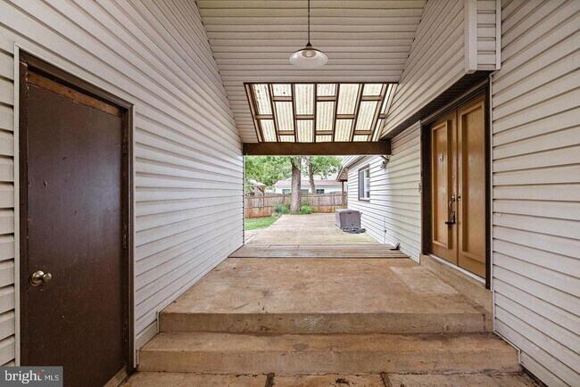 Building Photo - 511 Avondale Dr