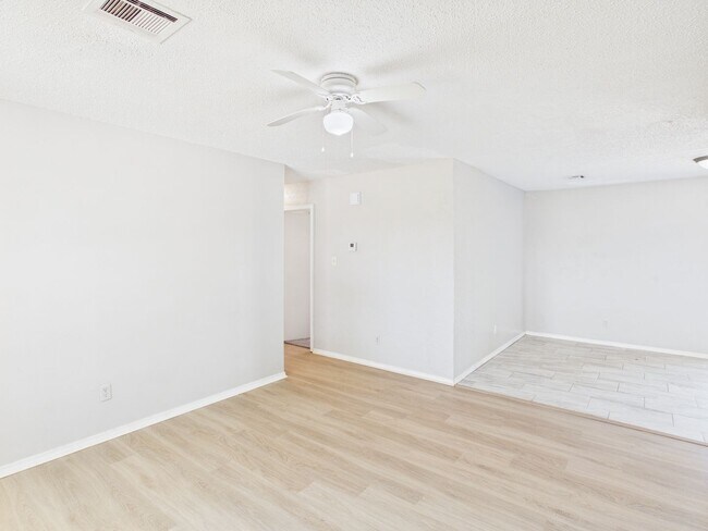 Building Photo - 324 NW Compass Dr
