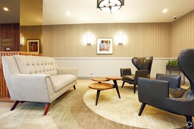 Building Photo - 4600 N Clarendon Ave