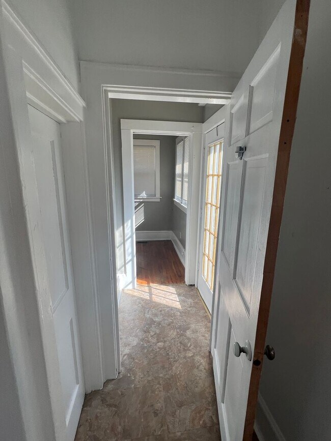 Foto del edificio - Classic Brick bungalow in the Heart of Bristol Virginia. Property has been freshly painted and is...