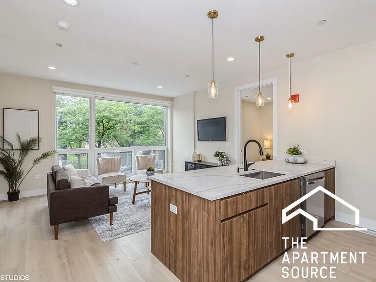 Foto principal - 3045 W Irving Park Rd