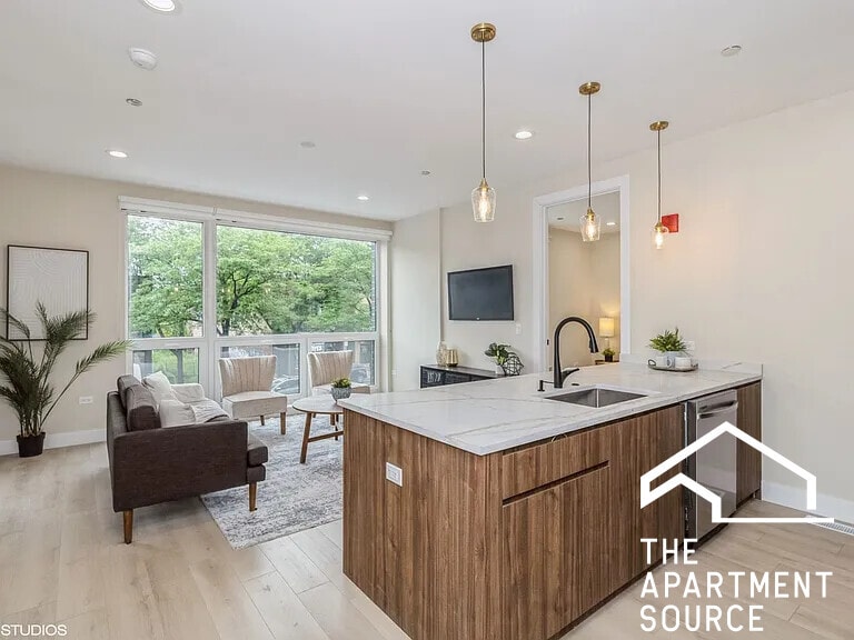 Foto principal - 3045 W Irving Park Rd