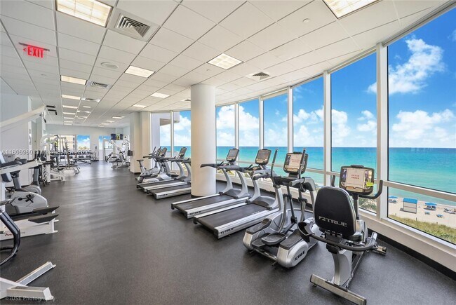 Foto del edificio - 6365 Collins Ave