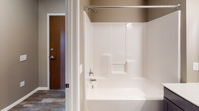 Bathroom - Pinnacle Point Apartments
