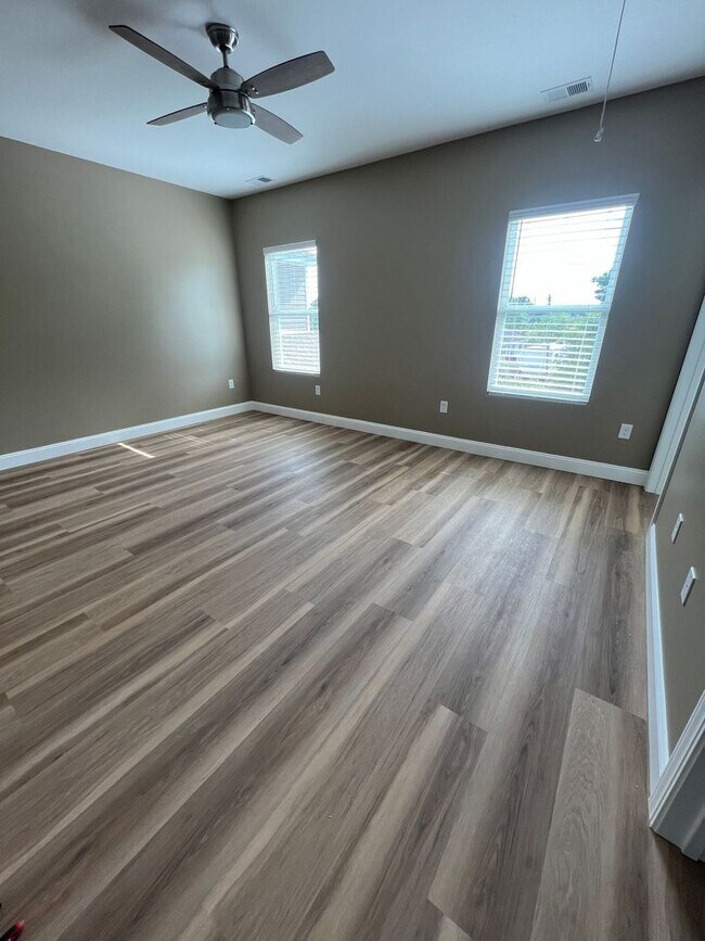 Foto del edificio - 3 BR, 2 BA Apartment - No HOA