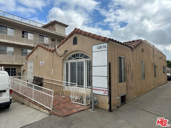 Foto del edificio - 7304 Canby Ave