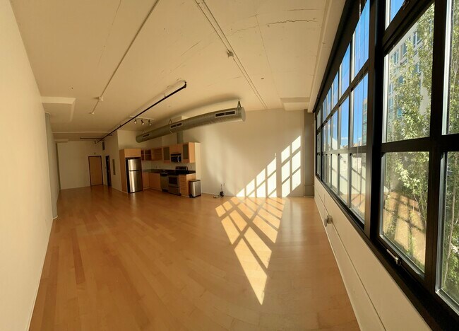 Loft completo, con vistas a la cocina y a la puerta principal desde la ventana exterior; sin amueblar. - 1400 NW Irving St