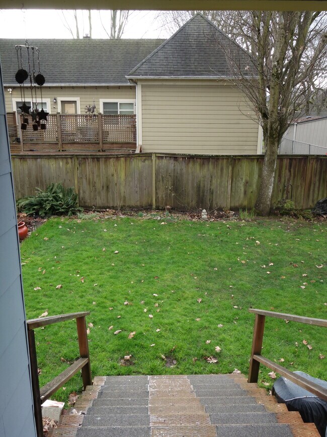 gloomy winter back yard - 30 NE Stanton St Townhome
