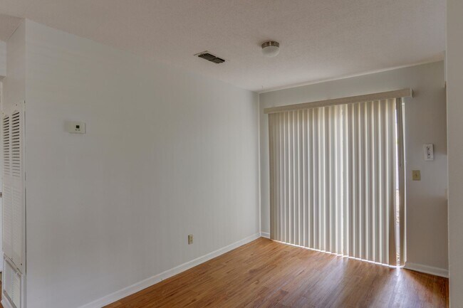 Foto del edificio - 207 E. Esther Street