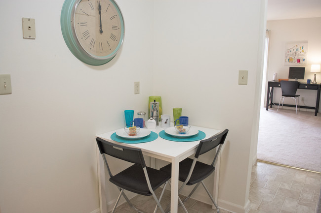 Breakfast Nook - Mulberry Lane Apartments