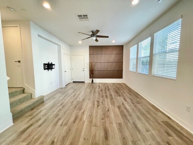 Foto del edificio - Spacious Newer Townhome in great Goleta Location