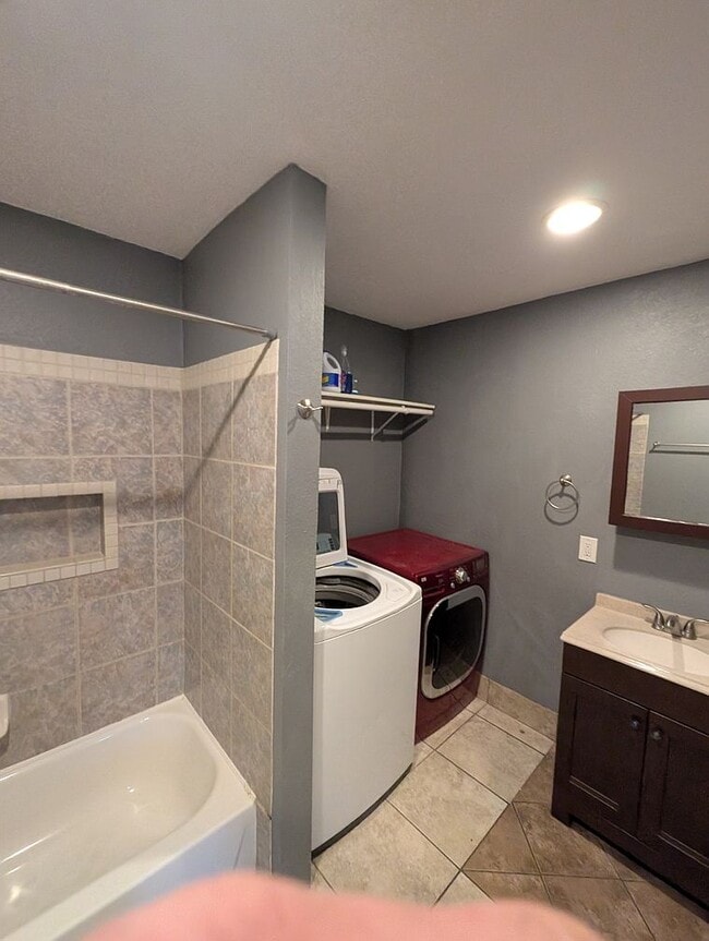 Building Photo - 1210 Syracuse St