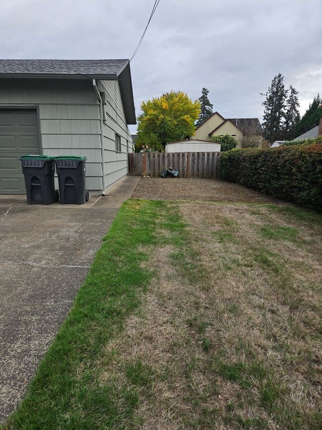 Building Photo - Quaint 2 Bedroom 2 Bath home