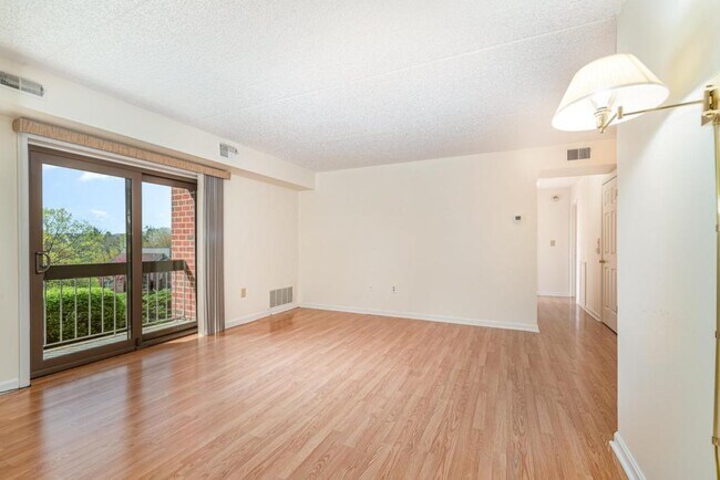 Building Photo - 1210 Hampton Hill Ct