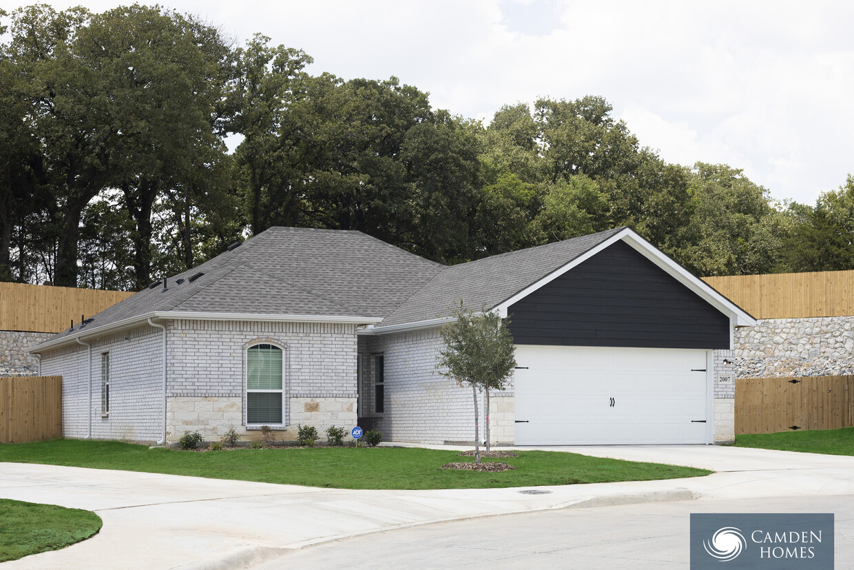 Primary Photo - 10922 Meadow Creek Dr