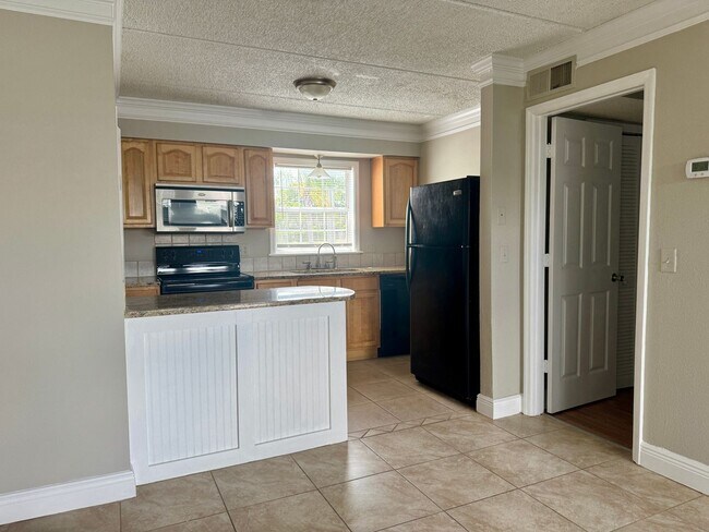 Foto del edificio - 1 Bed/1 Bath Ground Floor Condo in recently renovated apartment community.