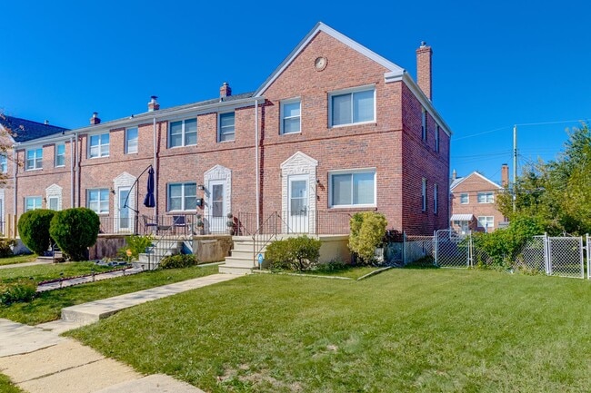 Building Photo - Charming End-Unit Townhome