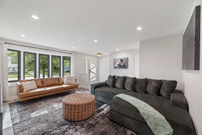 Building Photo - 908 Long Meadow Dr