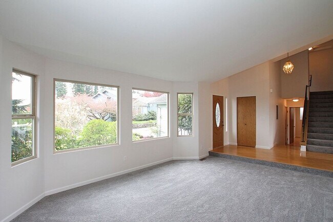 Foto del edificio - 4 Bedroom 2.5 Baths+ Bonus Home Office/ Woodinville $3850 per Month