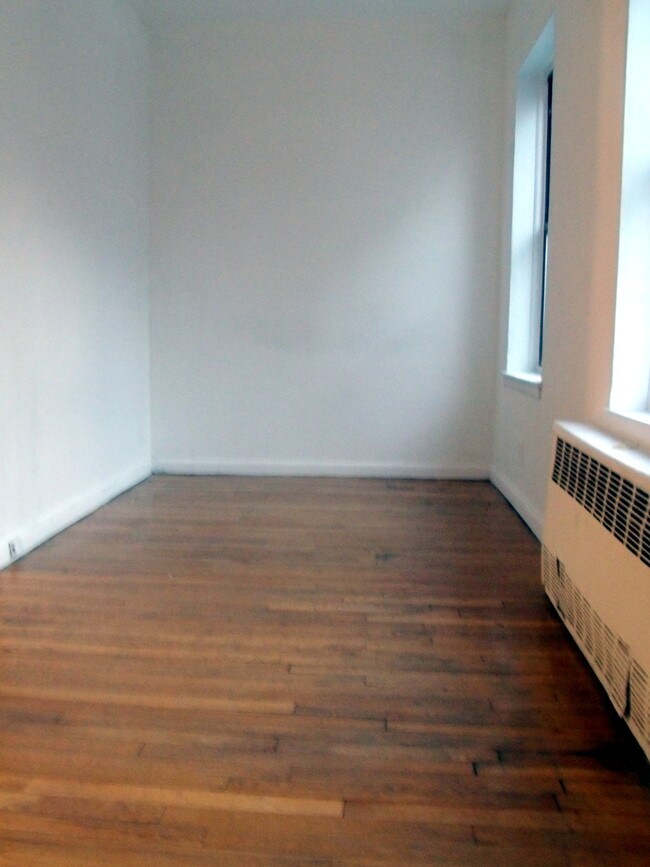 Building Photo - 377 Bleecker St