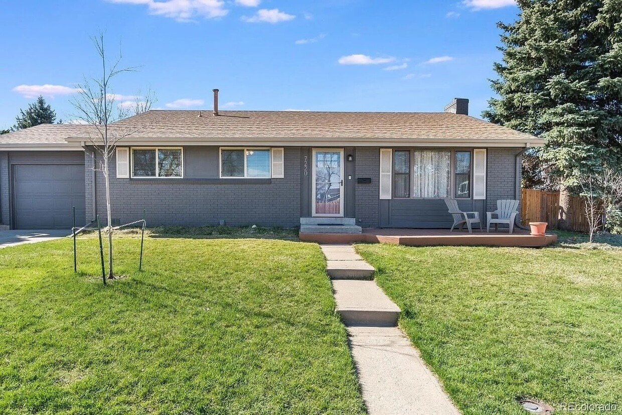 Primary Photo - Charming home for rent in southern Centennial