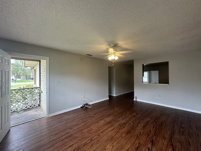 Building Photo - 661 Royalty Ct