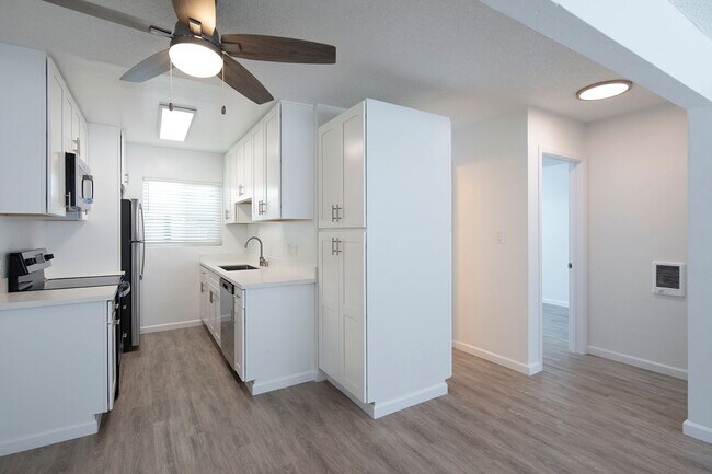 Building Photo - 2 Bedroom in PB with Access to Parking, Po...