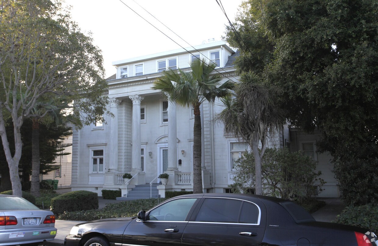 Primary Photo - 2122 Clinton Ave