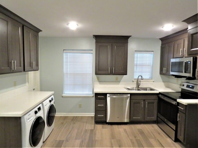 Building Photo - 509 E 7th St