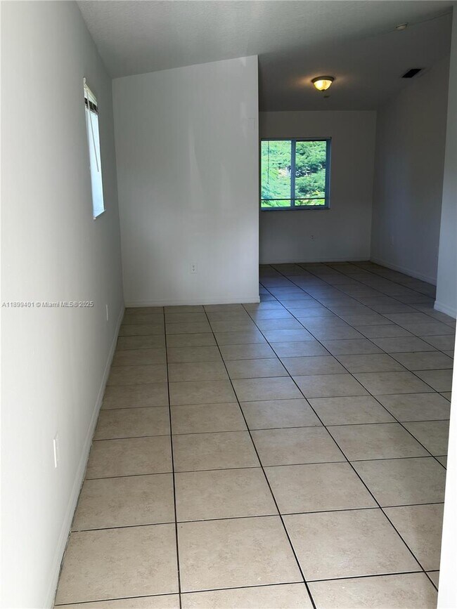 Foto del edificio - 930 NE 34th Ave