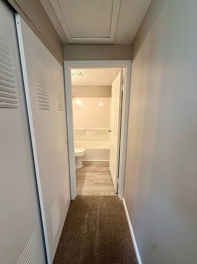 Foto del edificio - Move-In Ready 2BR in Kettering | Granite Counters + New Carpet