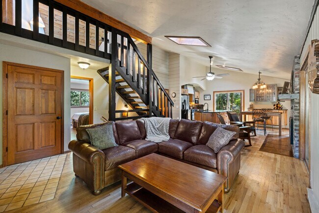 Foto del edificio - Garage! Pets negotiable! Multiple living spaces!