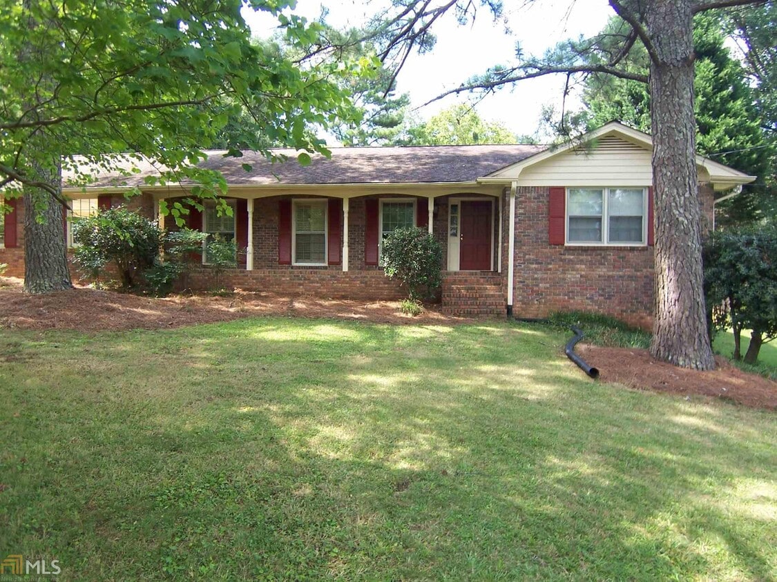 211 Hillcrest Dr, Roswell, GA 30075 House for Rent in Roswell, GA