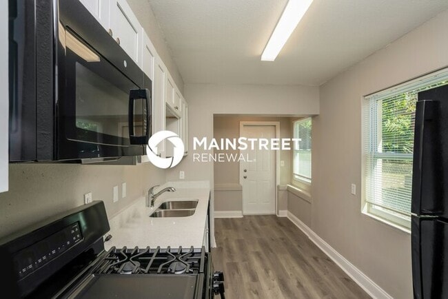 Building Photo - 2 Bedroom Pet-Friendly Home in St Petersburg, FL with Main Street Renewal