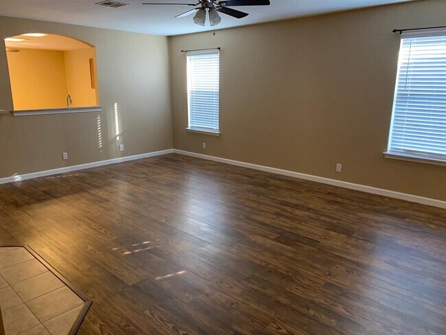 Building Photo - 305 Presidio Dr