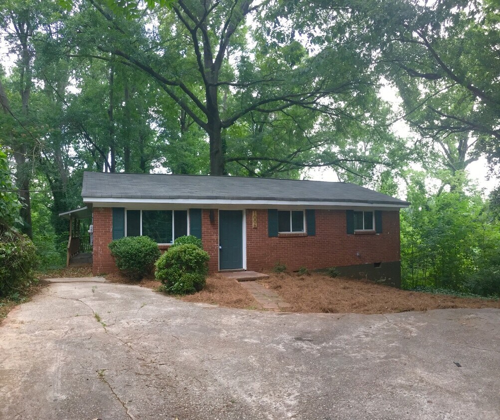 Foto principal - Beautiful 4 bed 2 bath located in the Hear...