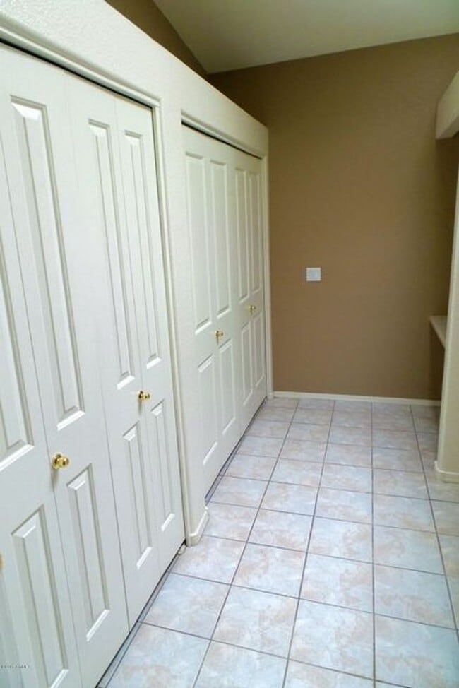 Building Photo - 2806 E Karen Dr