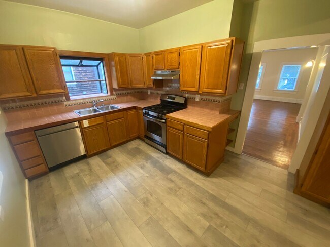 Foto del edificio - Advent - Gorgeous 5 Bedroom Home With Front/Backyard, Driveway & Washer/Dryer!