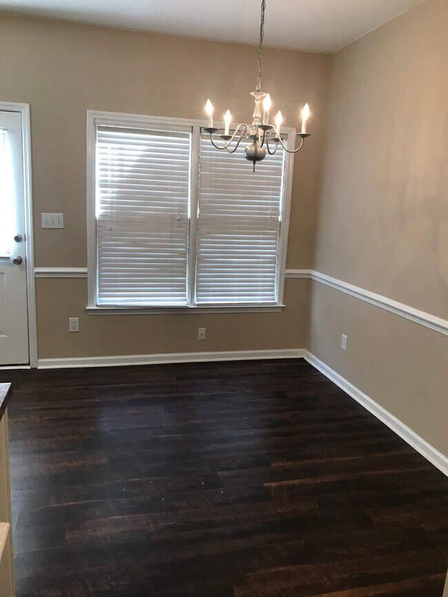 Foto del edificio - Nice 2 bedroom 2.5 bath town home in quiet neighborhood in town