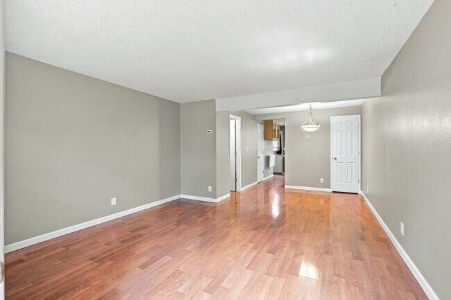 Foto del edificio - 327 N Main St