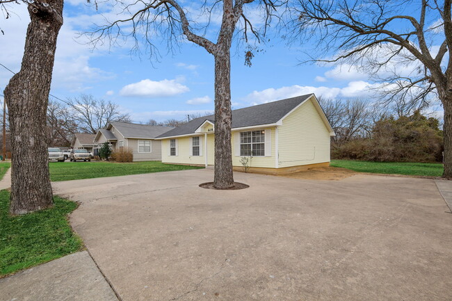 Building Photo - 608 Uland St