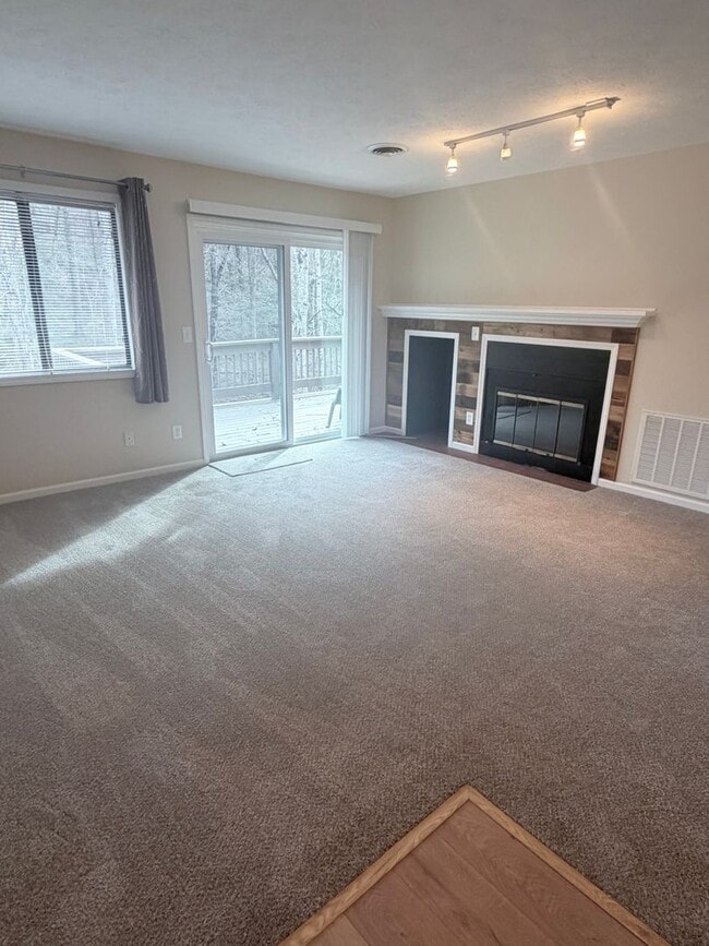 Building Photo - Great Location - 2 Bed, 2 Bath Condo Available Now!