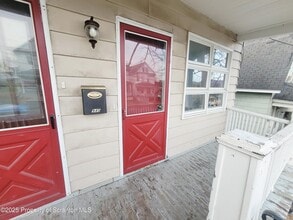 Building Photo - 940 E Elm St