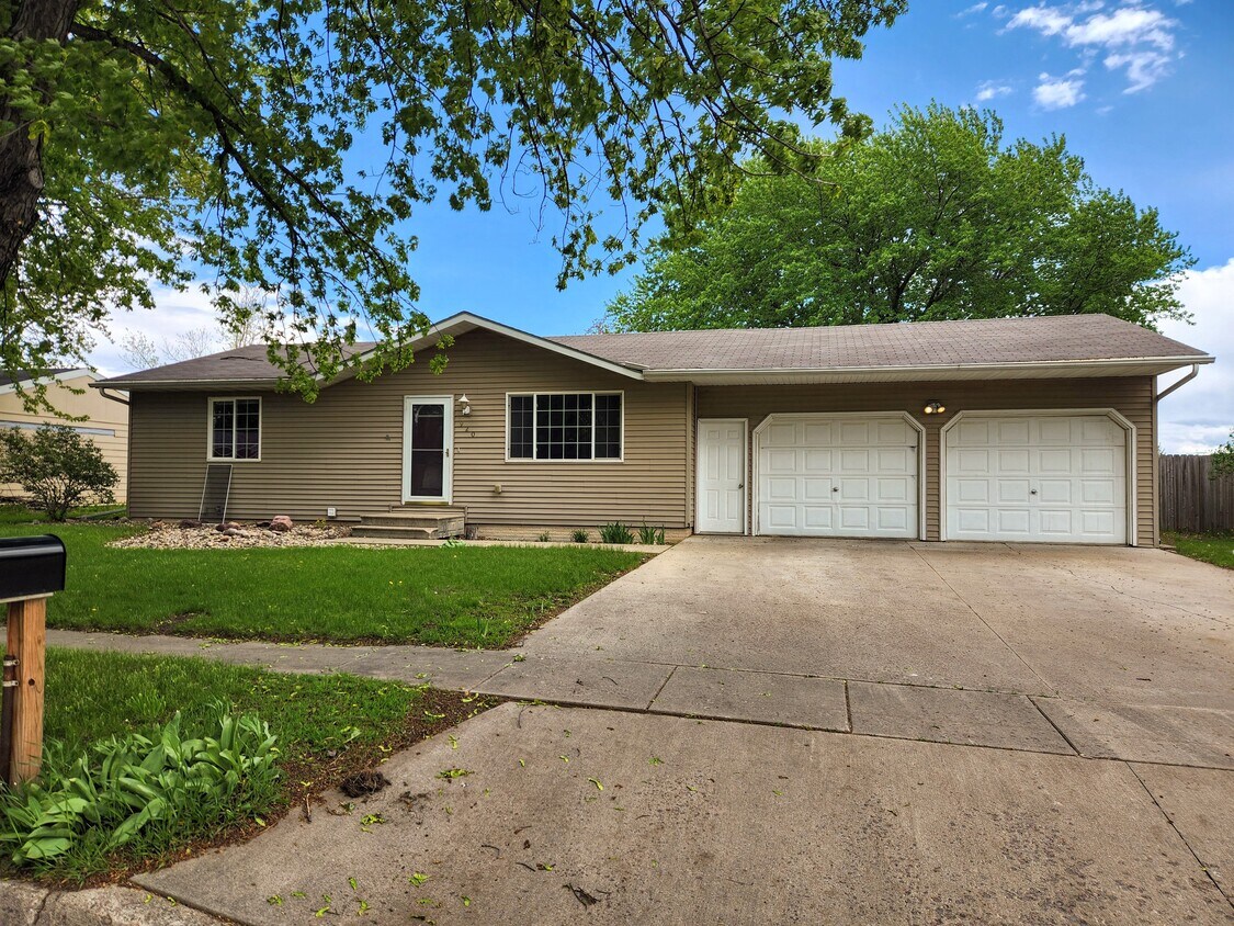 920 Nicholas Ave, Brandon, SD 57005 House Rental in Brandon, SD