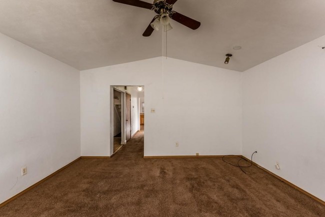 Building Photo - 618 Centreville